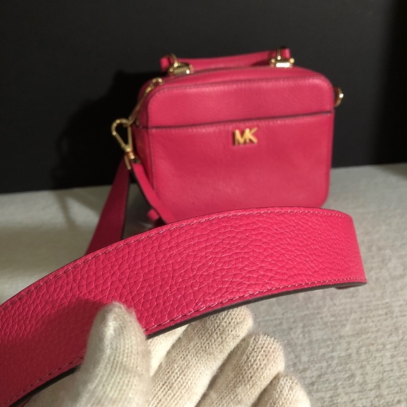 ‼️ SOLD! Michael Kors Cuteeee Camera Bag!! ‼️ - Picture 4 of 9